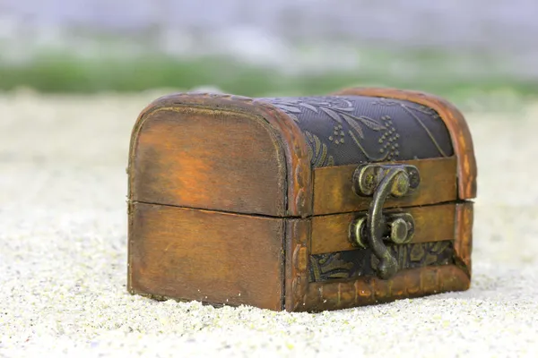 Chest in the sand — Stock Photo, Image