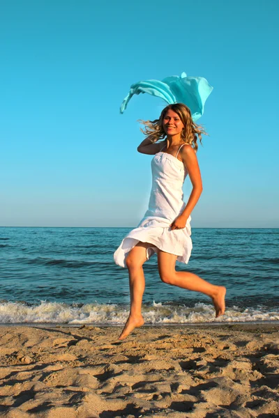 Jeune femme au bord de la mer — Photo