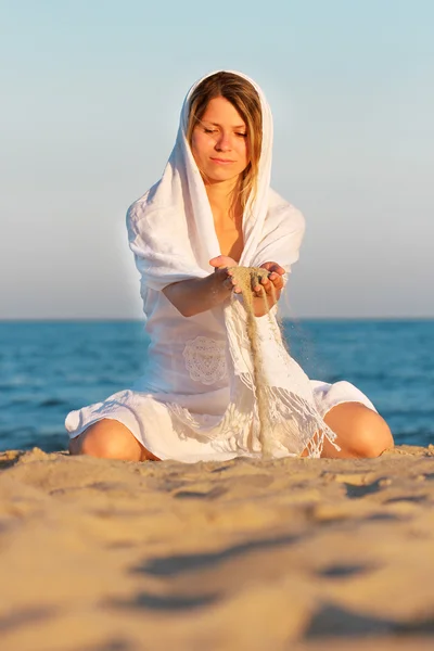 Young woman on the shore of the sea — Stock Photo, Image