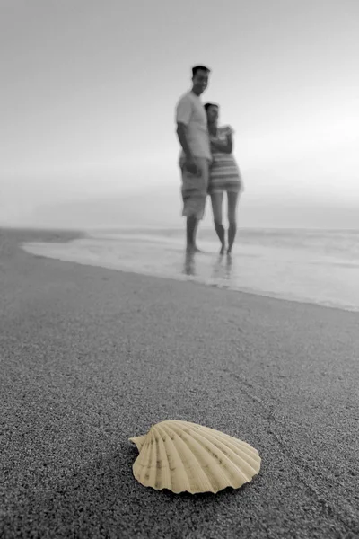 Pareja romántica al atardecer — Foto de Stock