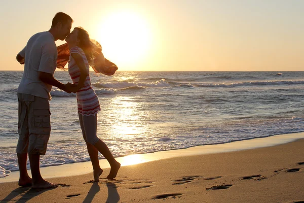 Casal romântico ao pôr do sol — Fotografia de Stock