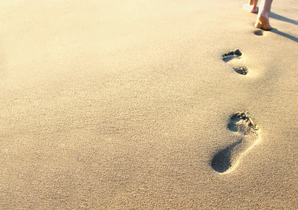 Ходьба на піску — стокове фото
