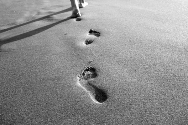 Caminando sobre la arena — Foto de Stock