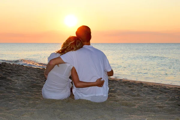 Casal na costa do mar — Fotografia de Stock