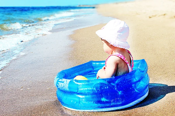 Criança na margem do mar — Fotografia de Stock