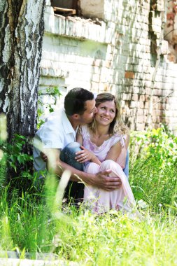 genç bir çift açık havada aşk