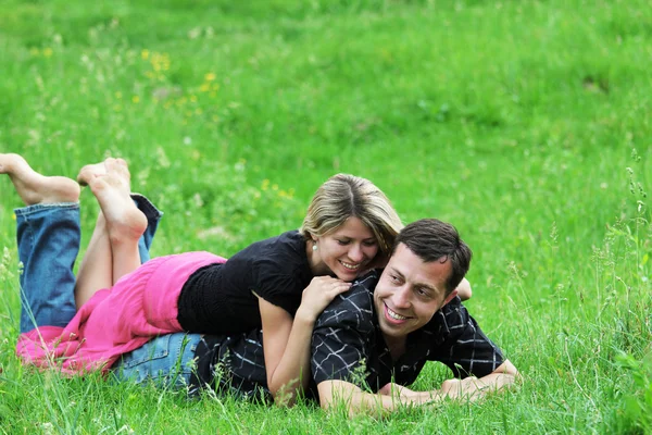 Un jeune couple amoureux en plein air — Photo