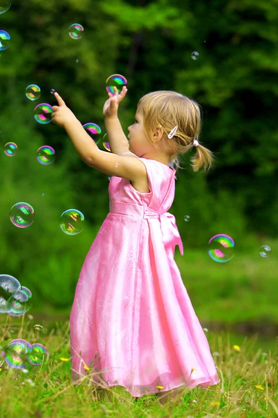 Petite fille avec des bulles — Photo