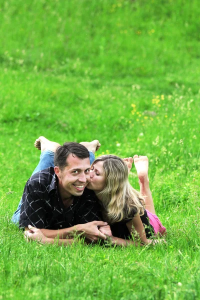 Um jovem casal apaixonado ao ar livre — Fotografia de Stock