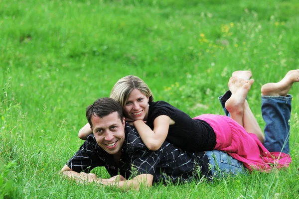 Una joven pareja enamorada al aire libre —  Fotos de Stock