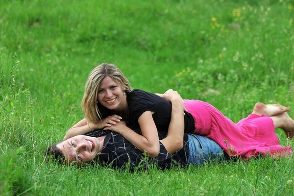 Een jong koppel in liefde buitenshuis — Stockfoto