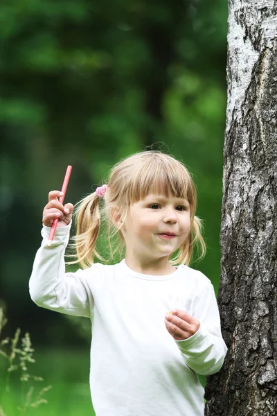 Belle petite fille sur la nature — Photo