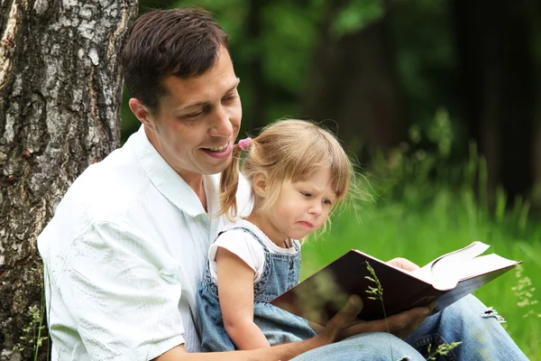 Батько і дочка читання Біблії — стокове фото