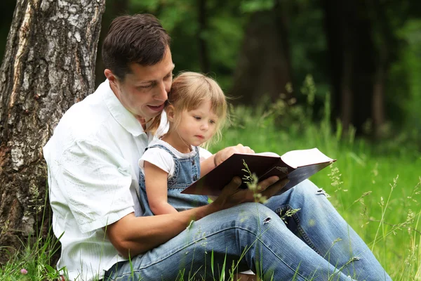 Papá y su hija leyendo la Biblia — Foto de Stock