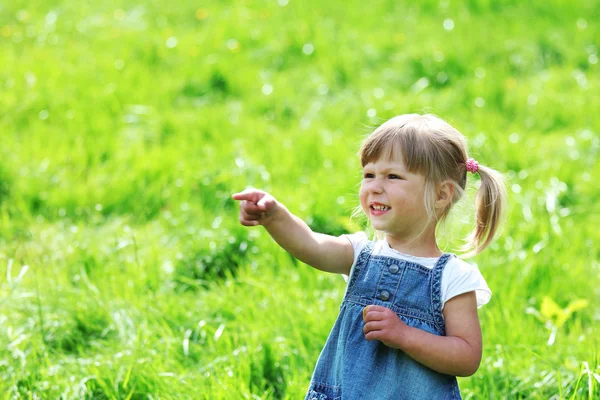 Une belle petite fille sur la nature — Photo