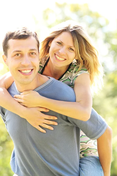 Verliebtes Paar im Freien — Stockfoto