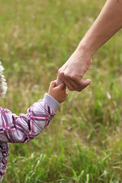 Padre dà la mano al bambino — Foto Stock