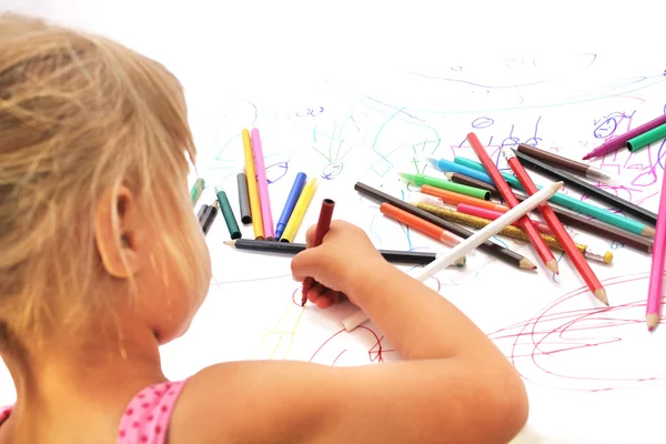Красива дівчинка малює олівцями — стокове фото