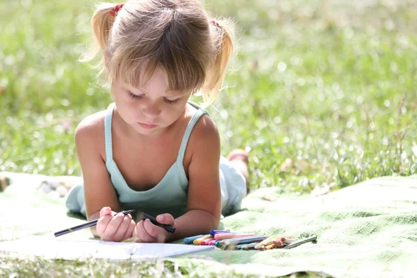 Menina bonita desenho na natureza — Fotografia de Stock