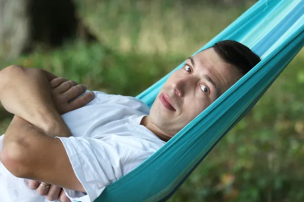 Junger Mann in einer Hängematte — Stockfoto