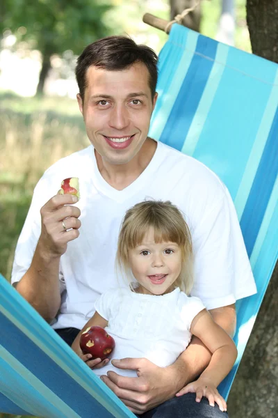 Kleines Mädchen isst mit Papa einen Apfel — Stockfoto