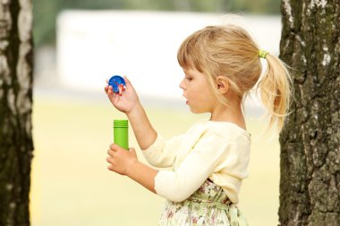 sabun köpüğü ile küçük kız
