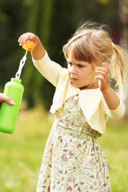 sabun köpüğü ile küçük kız