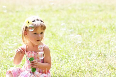 sabun köpüğü ile küçük kız