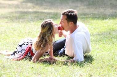 açık havada elma aşık Çift