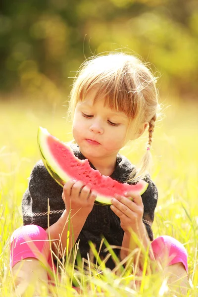 Menina bonita na natureza comendo melancia — Fotografia de Stock