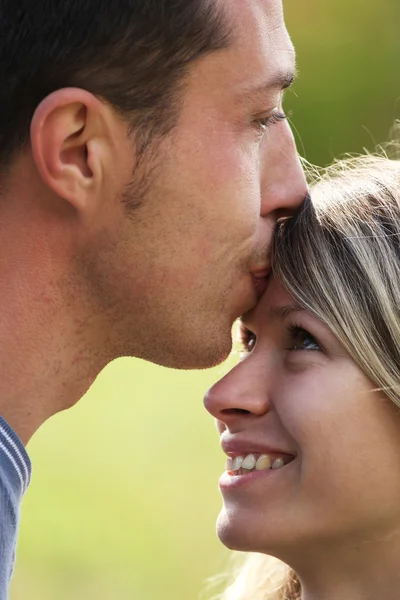 Couple amoureux en plein air — Photo