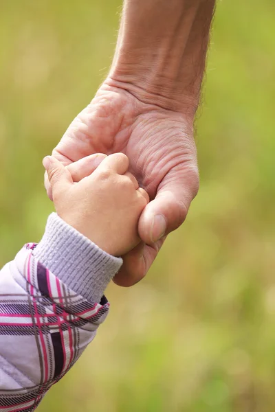 Far hålla barnets hand — Stockfoto