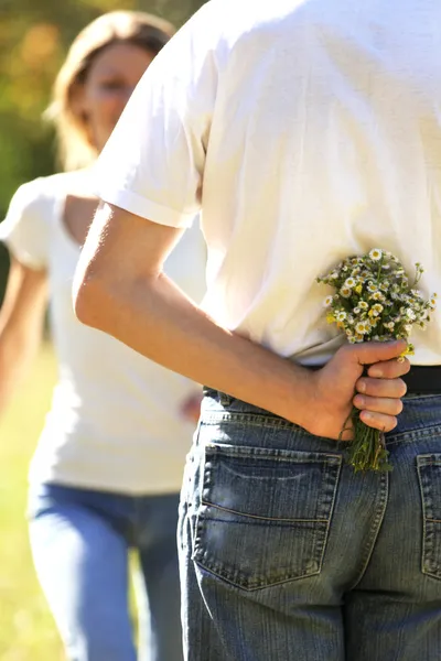 Verliebtes Paar im Freien mit Blumen — Stockfoto