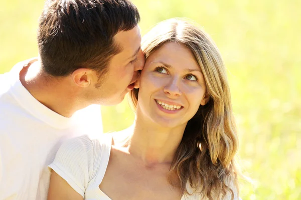 Pareja enamorada al aire libre —  Fotos de Stock