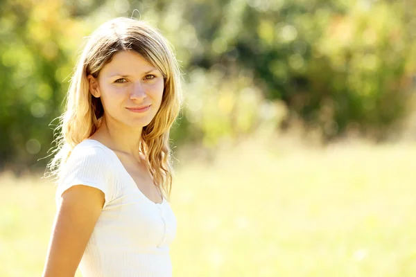 Young girl on nature — Stock Photo, Image