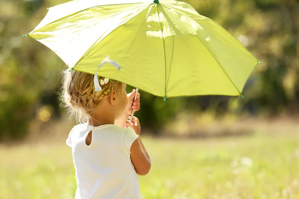 Krásná holčička s deštníkem venku — Stock fotografie