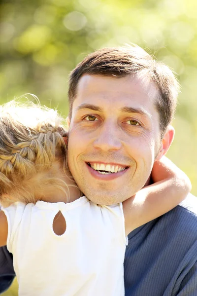 Schönes kleines Mädchen spielt mit ihrem Vater in der Natur — Stockfoto