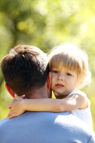 Schönes kleines Mädchen spielt mit ihrem Vater in der Natur — Stockfoto