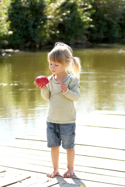 Belle petite fille sur la nature — Photo