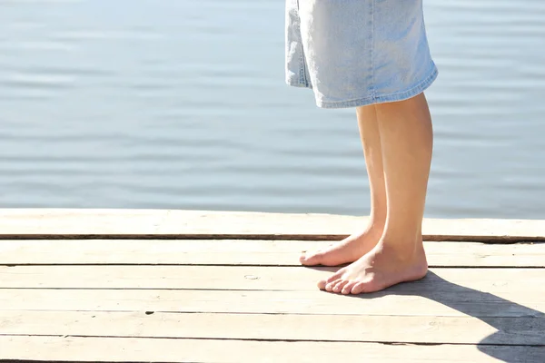 Ben av ung flicka på naturen — Stockfoto