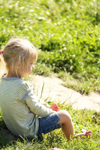 Belle petite fille sur la nature — Photo