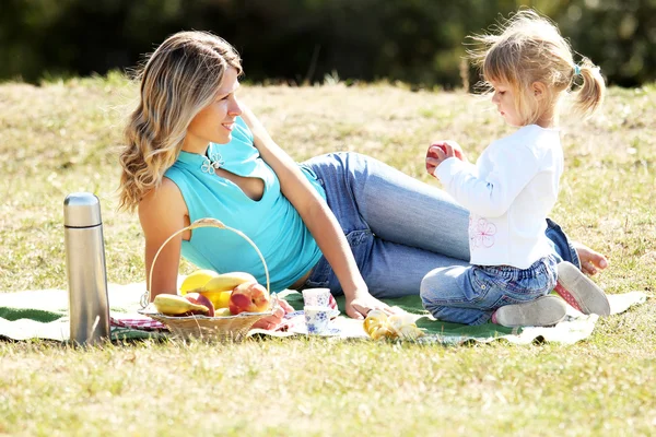 Mom and daughter on picnic — Stock Photo, Image