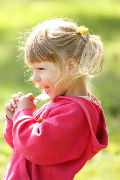 Vacker liten flicka på naturen — Stockfoto