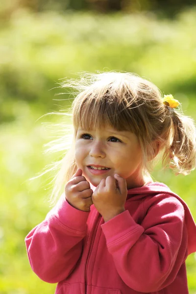 Belle petite fille sur la nature — Photo