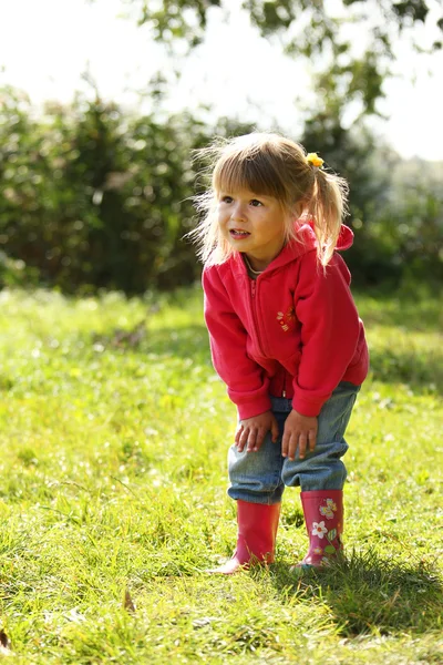 Krásná holčička venku v gumové boty — Stock fotografie