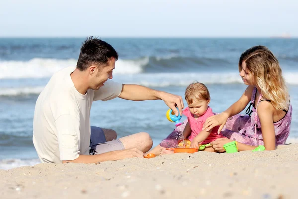 Gezin aan zee — Stockfoto