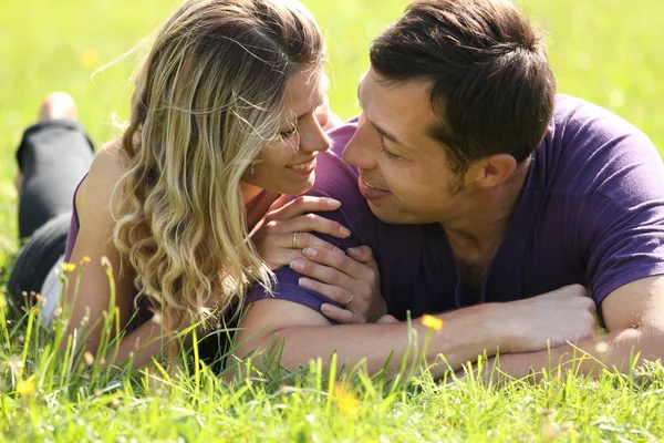 Pareja enamorada al aire libre —  Fotos de Stock