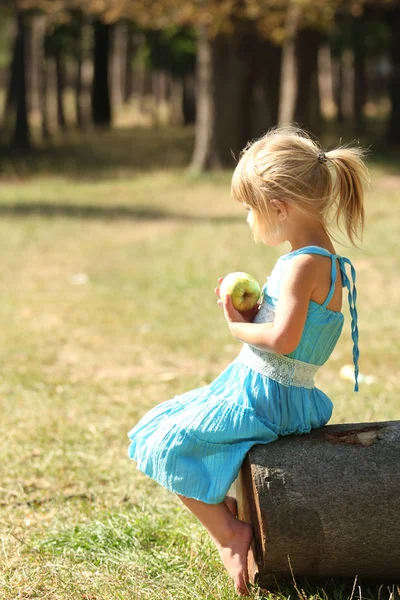 Ragazzina su un picnic — Foto Stock