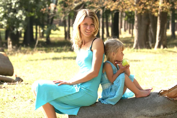 Mom and daughter on picnic — Stock Photo, Image