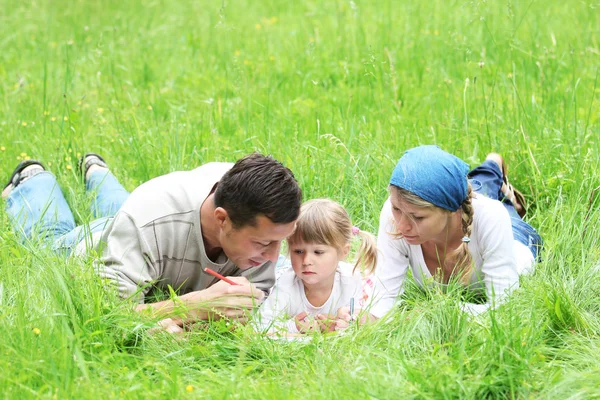 Eine junge Familie auf dem Feld — Stockfoto